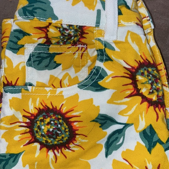 Ariana grande shorts - Picture 4 of 5